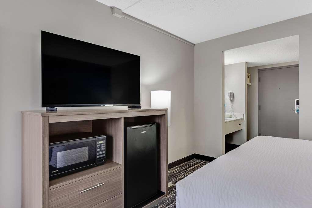 Clarion Pointe Near Erie Casino Hotel Kearsarge Room photo