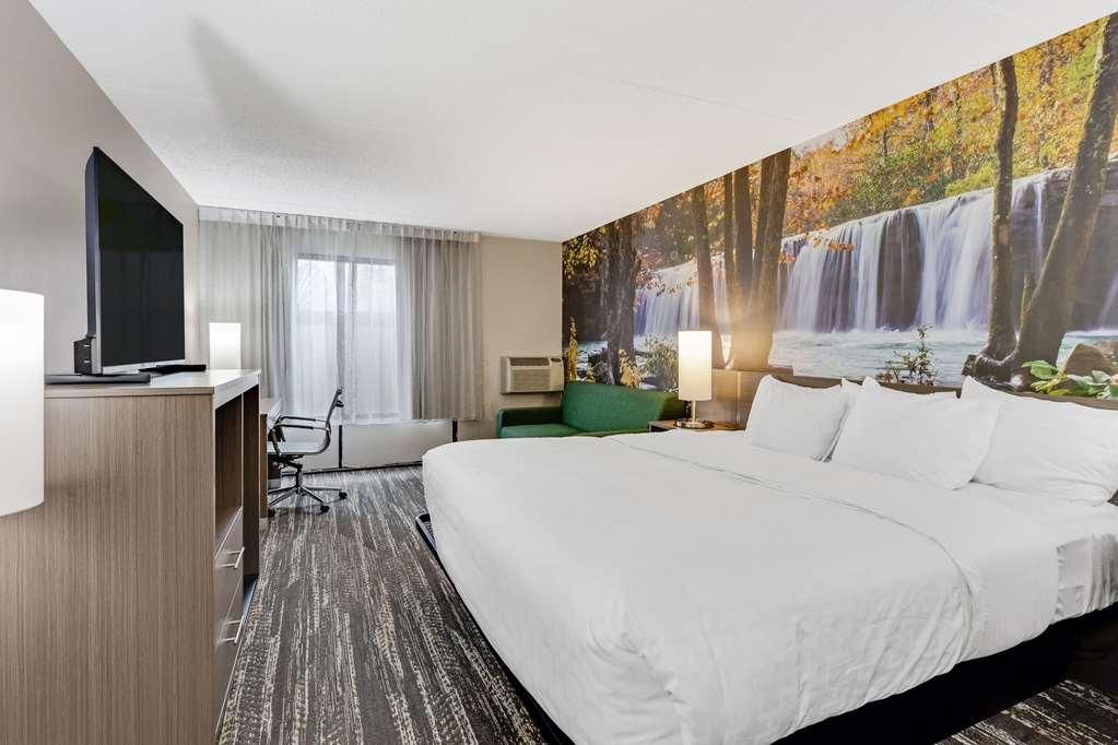 Clarion Pointe Near Erie Casino Hotel Kearsarge Room photo