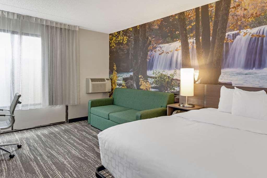 Clarion Pointe Near Erie Casino Hotel Kearsarge Room photo