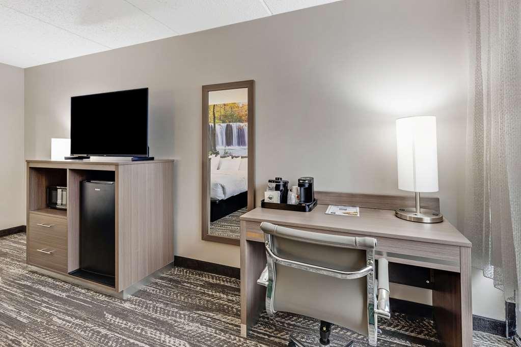 Clarion Pointe Near Erie Casino Hotel Kearsarge Room photo