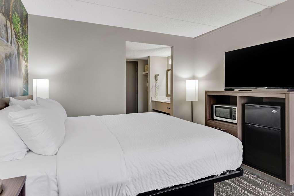 Clarion Pointe Near Erie Casino Hotel Kearsarge Room photo